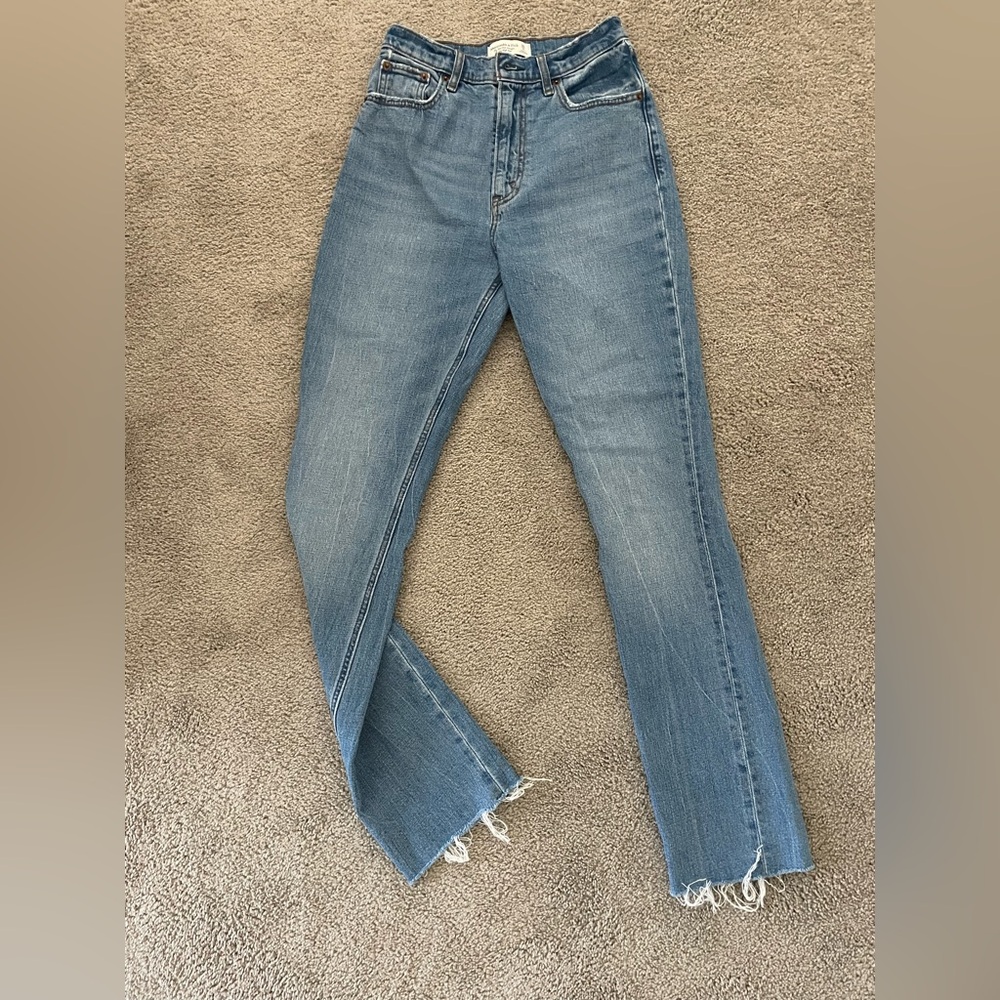 Abercrombie Ultra High Rise Slim Straight Jean size 26